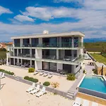 Penthouse Jimmys Privlaka, Wahnsinns Blick Und Beheiztem Pool Apartman