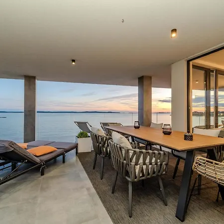 Penthouse Jimmys Privlaka, Wahnsinns Blick Und Beheiztem Pool Daire *
