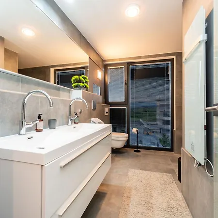 Penthouse Jimmys Privlaka, Wahnsinns Blick Und Beheiztem Pool Apartment